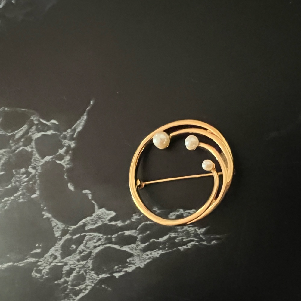 Vintage signed Minet Gold Tone with Fuax Pearl Swirl Circle Design Brooch
